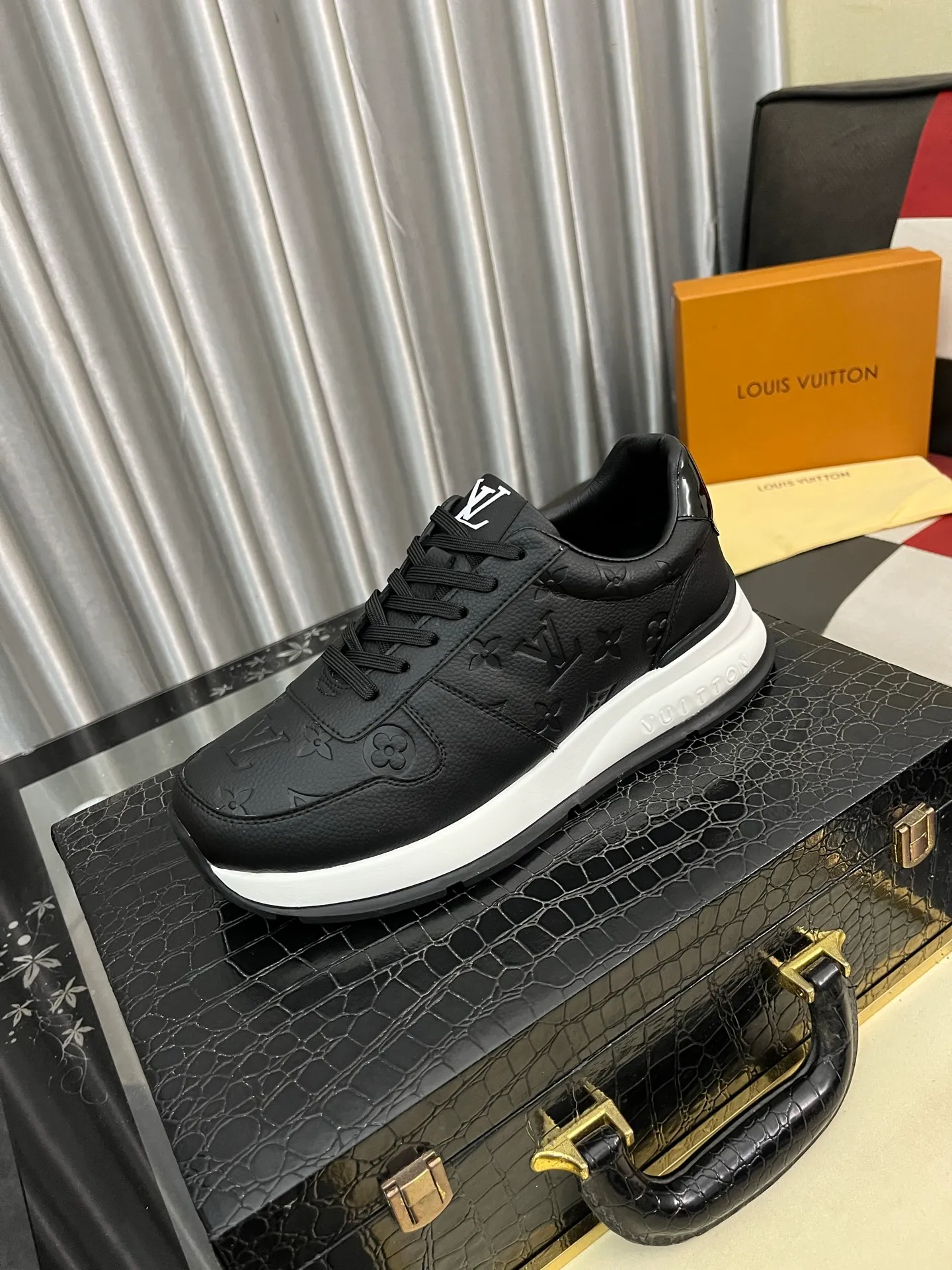 Men's men's shoes💰458⌚️⌚️ Loui* Vuitto* - Louis ** donkey's new color men's trainer sneakers, this LV Trainer sneaker is made of calfskin and breathable mesh, showing pure colors, the #54 logo on the back traces the brand's birth in 1854, the designer's handwritten brand logo embellishes one side, virgil Designed by abloh himself, it is a very commemorative sneaker. The new lv Louis Vuitton loui* vuitto* trainer sneaker low casual sports culture versatile basketball sneaker. Size: 38-443️⃣Colors available